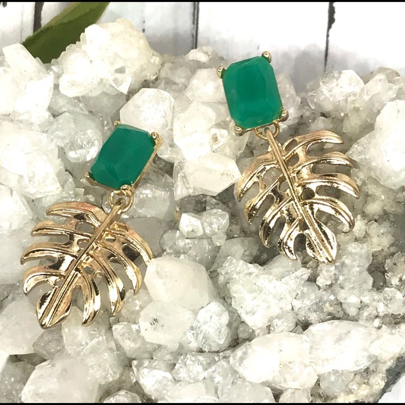 NEW 🌸💎 Monstera Leaf Gold Earrings Green Stone - Picture 5 of 5